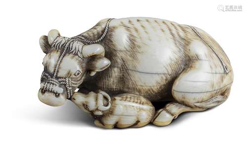 NETSUKE: LIEGENDE KUH MIT KALB. Japan. Edo-Zeit. 18. Jh. Prächtige, wohlgenährte Kuh, liegend mit