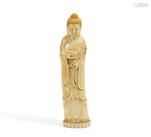 STEHENDER BUDDHA MIT LOTOS UND GEBETSKETTE. China. 1. Hälfte 20. Jh. Elfenbein. Höhe 28,5cm. Zustand