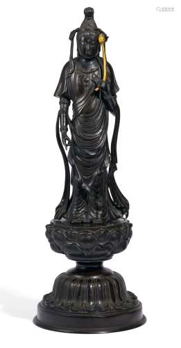 STEHENDER BODHISATTVA. Japan. Meiji-Zeit. Bronze, fein graviert und mit Silber eingelegt. Lotos