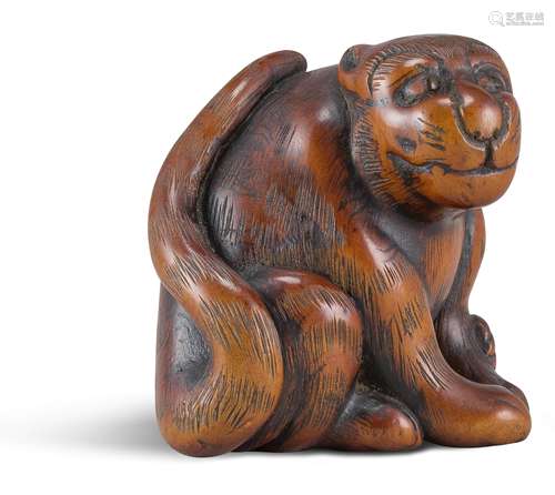 NETSUKE: SITZENDER TIGER. Japan. Meiji-Zeit. Spätes 19. Jh. Buchsbaum mit gravierten Details, die