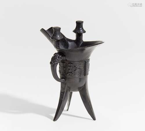 JUE. China. Ming-Dynastie. 17. Jh. Bronze mit glänzender, dunkler Patina. H. 19cm. Zustand A/B.