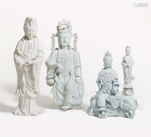 DREI GUANYIN UND SAMANTABHADRA AUF ELEFANT. China. Blanc de Chine-Porzellan, sitzende Guanyin mit