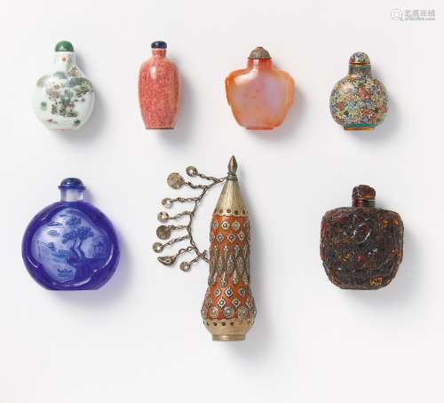 ZWANZIG SNUFFBOTTLE. China. 8x Cloisonné, 5x Stein, 4x Porzellan, 1x Kürbis mit Metallauflagen (eine