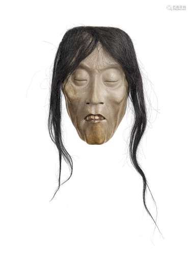 AUßERGEWÖHNLICHE MASKE EINER VERSTORBENEN PERSON. Japan. 19. Jh. Zeder (sugi), geschnitzt und fein