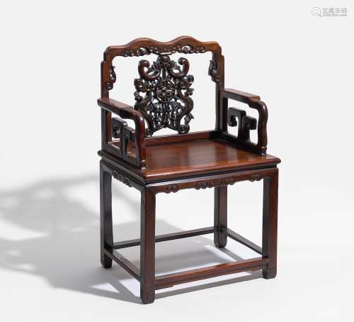 ARMLEHNSESSEL. China. Qing-Dynastie. 19. Jh. Rosenholz (huali). Der Sessel in gerader Form und mit