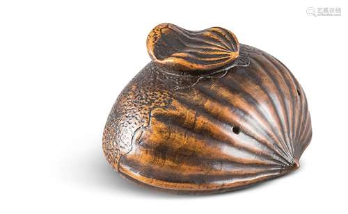 ZWEI NETSUKE. Japan. Edo-Zeit. A) Große Kastanie, auf der eine zweite kleine liegt. Buchsbaum dunkel