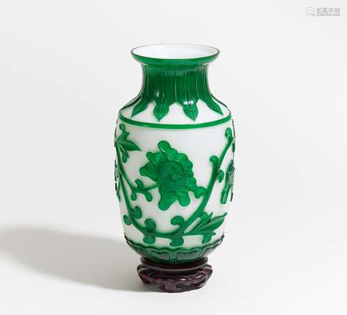 VASE MIT PÄONIEN UND BLÄTTERBORDÜREN. China. Weißes Glas mit kräftig grünem Überfang. H. 25cm.