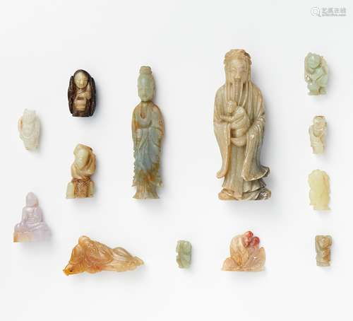 13 FIGURENDARSTELLUNGEN. China. 19./20. Jh. Verschiedenefarbige Jade und Speckstein. Größte H. 18,