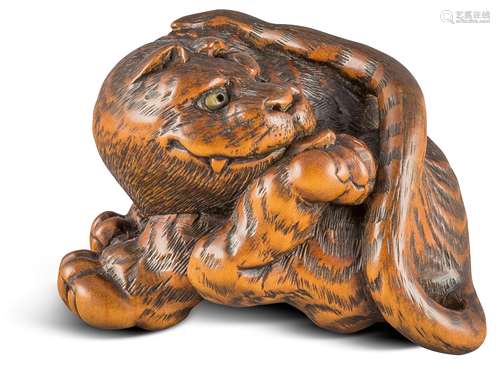 NETSUKE: MÄCHTIGER TIGER. Japan. Edo-Zeit. 2. H. 18. Jh. Mächtiger Tiger, den Kopf mit den