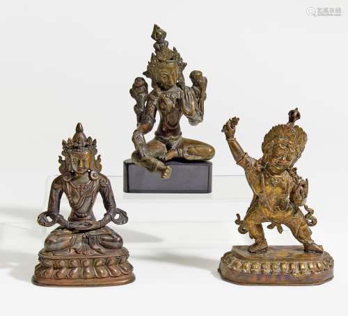 TARA, AMITAYUS UND VAJRAPANI. Tibet/Nepal. Bronze mit dunkler Patina und Resten von Vergoldung. H.