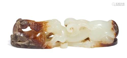 MYTHOLOGISCHES GEFLÜGELTES PFERD MIT FOHLEN. China. Qing dynasty. Hellgrüne Jade mit bräunlichen