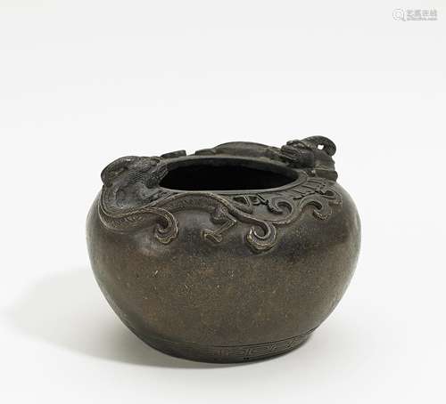 KUGELTOPF MIT LOTOSRAND UND ZWEI DRACHEN. China. Bronze mit dunkler Patina. H. 9,2cm, Ø 12,5cm. Im