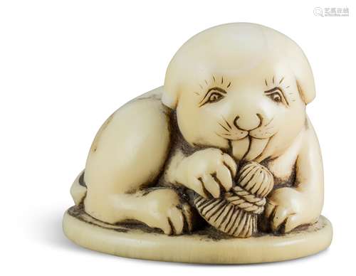 NETSUKE: WELPE. Japan. Meiji-Zeit. Spätes 19. Jh. Marines Elfenbein mit gravierten und dunkel