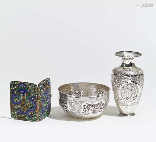 SCHALE UND VASE MIT FIGÜRLICHEN SZENEN. China. 19. Jh. Silber in Repoussé. H. 14,5/6,3cm, Ø 12,