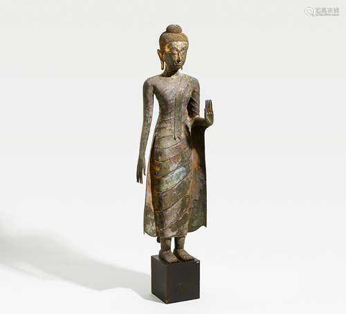 STEHENDER BUDDHA. Thailand. Bronze mit Resten von Lackvergoldung. H. 122cm. Zustand B. Ketumala-