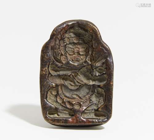 FORM FÜR TSATSA MIT MAHAKALA. Tibet. Wohl 16. Jh. Bronze mit dunkler Patina. Gewicht 134g, L. 6,9cm.