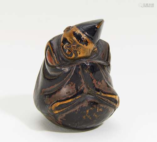 NETSUKE: SITZENDER HÖFLING. Japan. 19./20. Jh. Holz mit Lack mit Gebrauchsspuren in der Art von