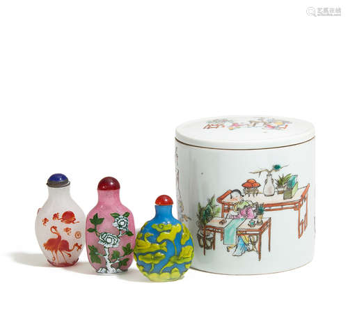 DREI SNUFFBOTTLE MIT BLUMEN UND VÖGELN. China. 19./20. Jh. Geschliffenes Überfangglas. Höhe 5,6-6,