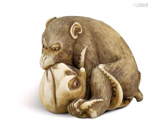 NETSUKE: KÄMPFENDER AFFE UND OKTOPUS. Japan. Meiji-Zeit. Spätes 19. Jh. Elfenbein mit fein