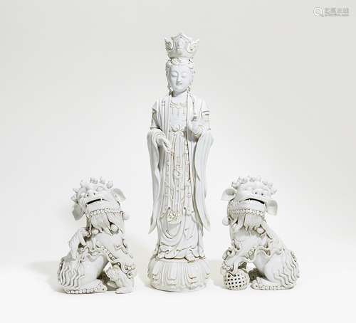 GROßE STEHENDE GUANYIN UND SHIZI-LÖWENPAAR. China. Blanc de Chine-Porzellan. H. 36/80cm. Guanyin: