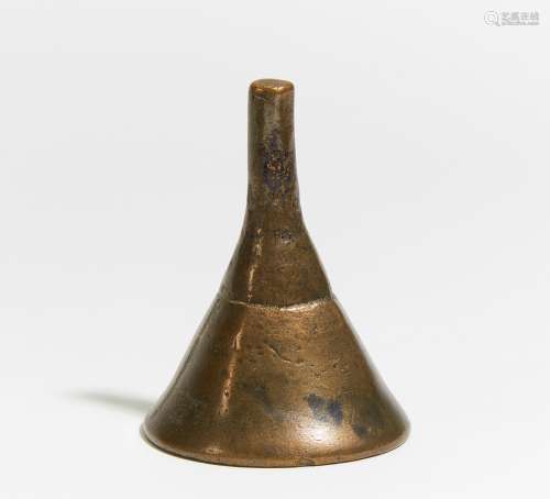 FORM FÜR TSATSA ALS STUPA. Nepal/Tibet. 16. Jh. Silbrig schimmerende Bronze. Gewicht 303g, H. 10,