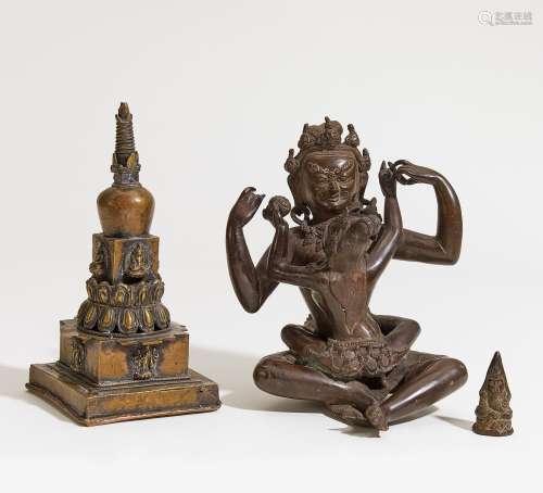 TANTRISCHE FIGUR IN YAB-YUM UND STUPA. Tibet/Nepal. Bronze und Kupferbronze. H. 22,5cm/23,5cm.