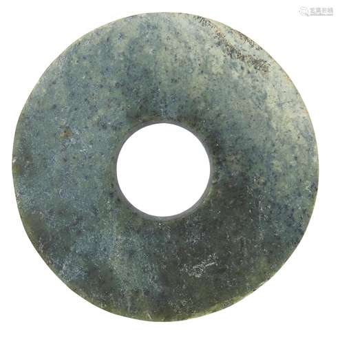 BI-SCHEIBE. China. Dunkelgrüner Serpentin mit dunkleren und helleren Partien. Gewicht 457g, Ø 17,