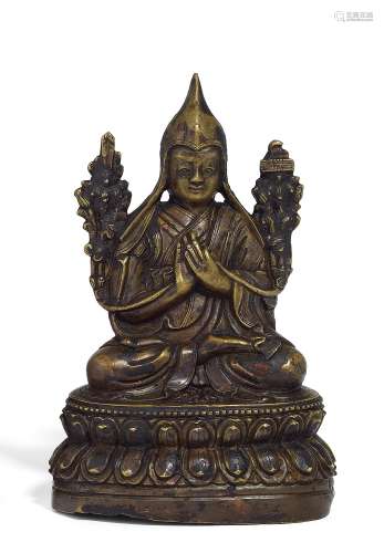 TSONGKHAPA. Tibet. 17./18. Jh. Bronze mit dunkler Patina, Resten von Vergoldung und einer