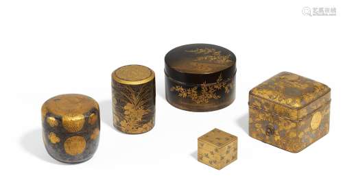 FÜNF LACKDOSEN. Japan. Edo- bis Meiji-Zeit. Holz mit Gold-, Silber- und Schwarzlack in taka- und