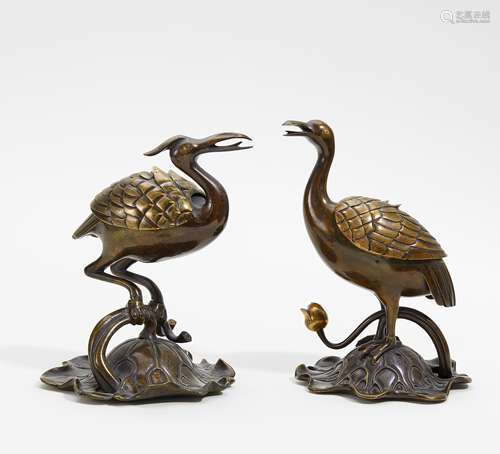 PAAR RÄUCHERGEFÄßE IN FORM EINES KRANICHS BZW. EINER ENTE AUF LOTOS. Japan. Meiji-Zeit. Bronze mit