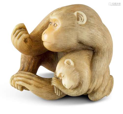 NETSUKE: AFFENPAPA MIT KIND BEIM LAUSEN. Japan. Edo-Zeit. Mitte 19. Jh. Elfenbein mit fein