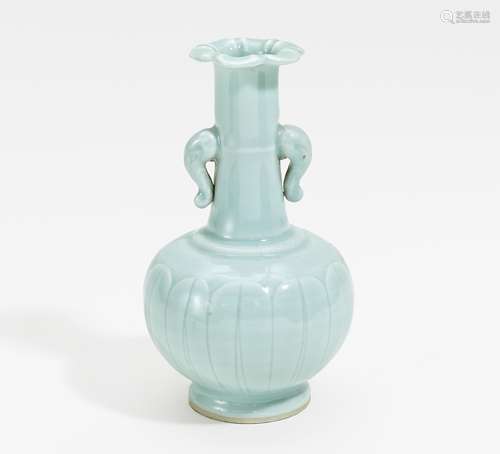 KLEINE BLÜTENFÖRMIGE VASE. China. Ende 19. Jh./A. 20. Jh. Porzellan, wintergrüne Glasur