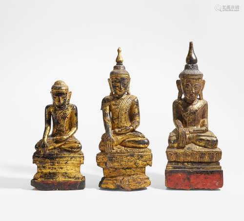 DREI BUDDHA MARAVIJAYA. Burma/Myanmar, Shan. Holz mit Lackvergoldung. H.36 - 50cm. Zustand A/B.