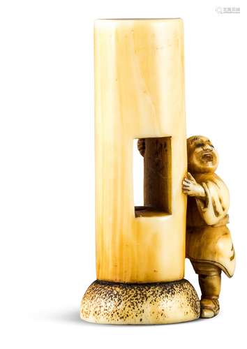 NETSUKE: PILGER VOR NARA-SÄULE. Japan. Edo-Zeit. 19. Jh. Walrosszahn mit fein geschnitzten,