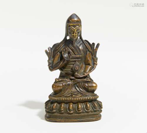 SITZENDER SAKYA LAMA THARTSE JAMPA NAMKA CHIME (1765-1820). Tibet. 18./19. Jh. Bronze, teils mit