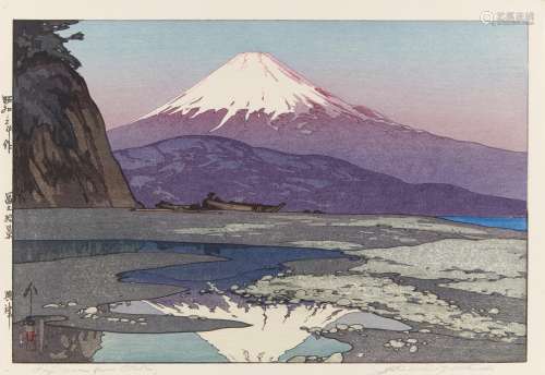 HOLZSCHNITT: FUJIYAMA FROM OKITSU. Japan. Shôw-Zeit. 1928. Nishiki-e. Ôban, tate-e. Yoshida.