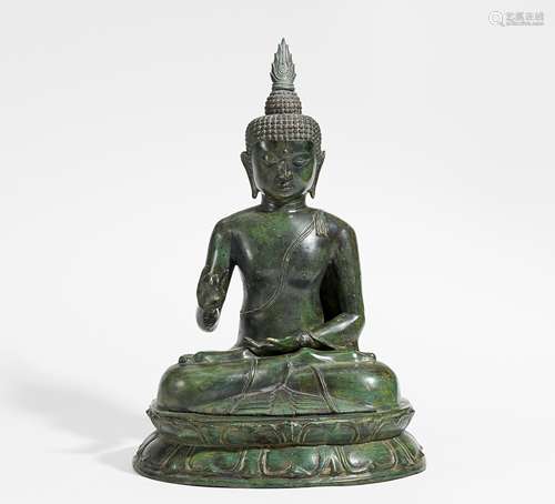 SITZENDER BUDDHA IN VITARKA MUDRA. Thailand. Bronze mit grüner Patina. H. 58cm. Zustand A/B.