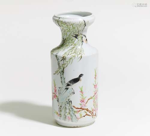 VASE MIT WEIDEN, BLÜHENDEM PFIRSICH UND SCHWALBEN. China. 20. Jh. Porzellan mit Aufglasurfarben in