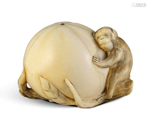 NETSUKE: AFFE MIT KAKI. Japan. Meiji-Zeit. Spätes 19. Jh. Elfenbein mit geschnitzten, gravierten und