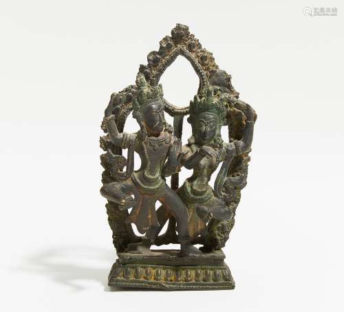 SHIVA UND PARVATI. Nepal. 19. Jh. Dunkle Bronze. Gewicht 1046g, H.19,8cm. Zustand A/B.