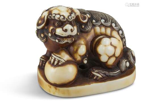 NETSUKE: SHISHI. Japan. Edo-Zeit. 2. H. 19. Jh. Shishi, sitzend auf gerundetem rechteckigem