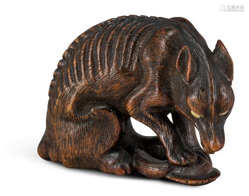 NETSUKE: WOLF MIT SCHILDKRÖTE. Japan. Edo-Zeit. 19. Jh. Toyomasa Schule. Holz, die Augen eingelegt