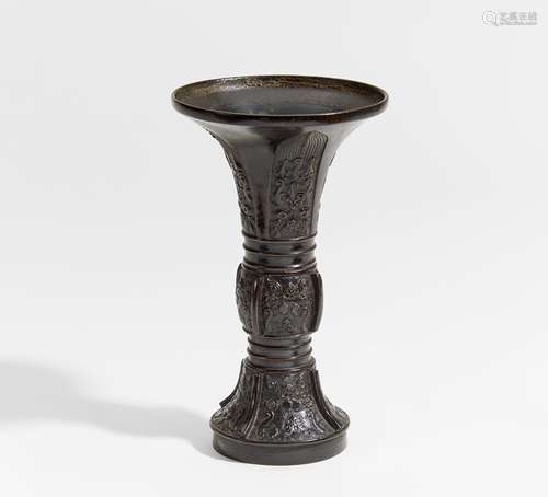 GU. China. Ming-Dynastie. 17. Jh. Bronze mit glänzender, dunkler Patina. H. 22cm. Zustand A/B.