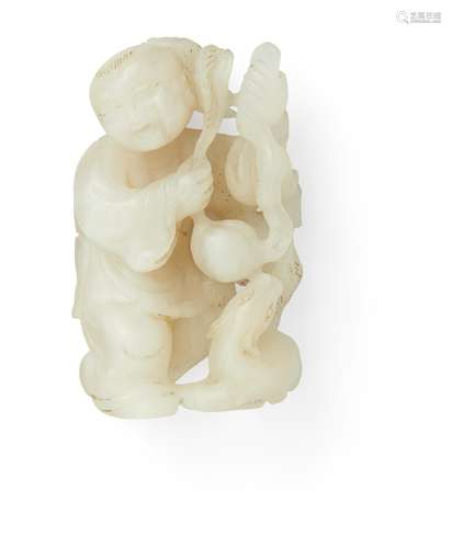 KNABE MIT PFIRSICHZWEIG. China. 18./19. Jh. Weiße, teils opake Hammelfett-Jade. H. 6,5cm. Zustand B.