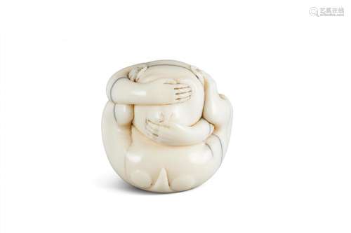 NETSUKE: AFFE. Japan. Edo-Zeit. Hockender Affe in stilisierter Kugelform und sich mit Händen und