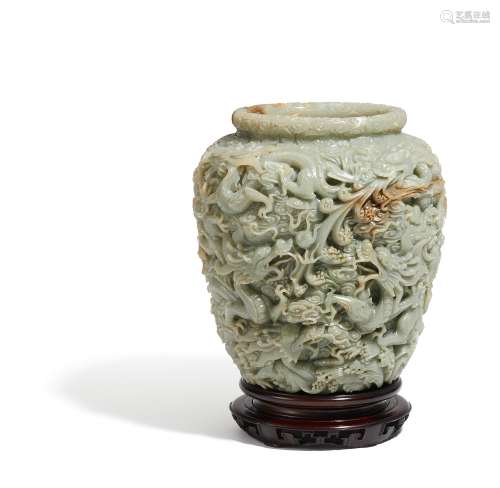 GROßE VASE MIT DEN NEUN SÖHNEN DES DRACHEN. China. 20. Jh. Grüne Jade mit bräunlichem Einschluss, in