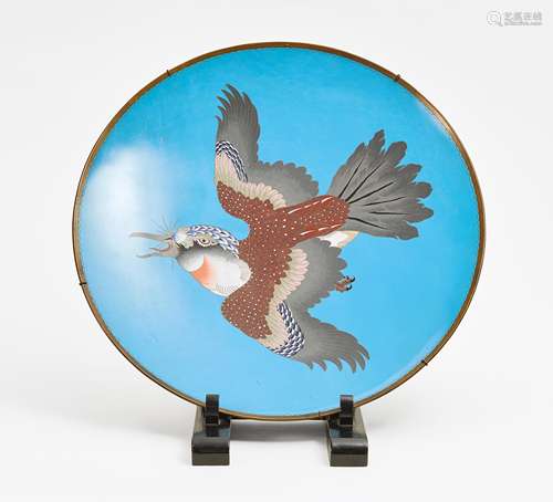 GROßER TELLER MIT RAUBVOGEL. Japan. Meiji-Zeit. Um 1900. Cloisonné auf Bronze, Stege aus Silber.