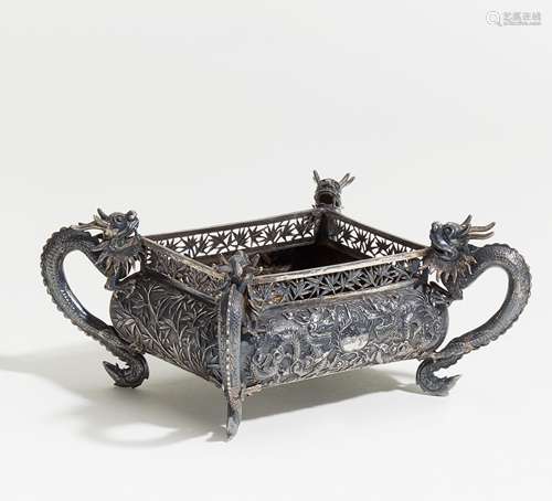 KLEINE JARDINIÈRE MIT DRACHEN UND BAMBUS. China. Um 1900. Silber in Repoussé. H. 9,7cm, 19,5 x 16,