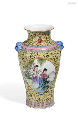 VASE IN MEIPING-FORM MIT WEITEM HALS UND ZWEI LÖWENMASKEN. China. Wohl Republik-Zeit. 20. Jh.