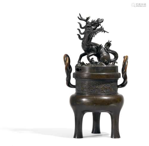 RÄUCHERGEFÄß MIT KIRIN. Japan. 17./18. Jh. Bronze mit dunkler, glänzender Patina. Das kirin auf